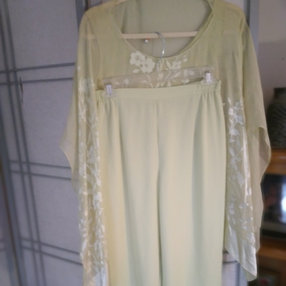 Three piece..tank top and pants - Picture 4 of 4